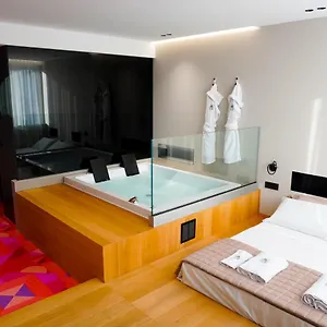 zoe-luxury-suites.taorminaitalyhotels.com/